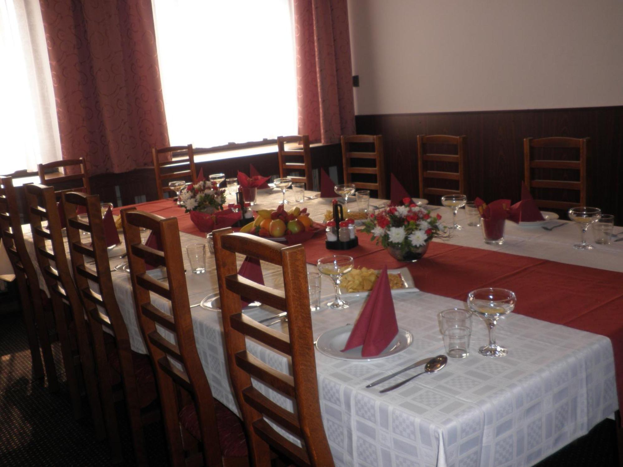 אוסטרבה Hotel Isora מראה חיצוני תמונה